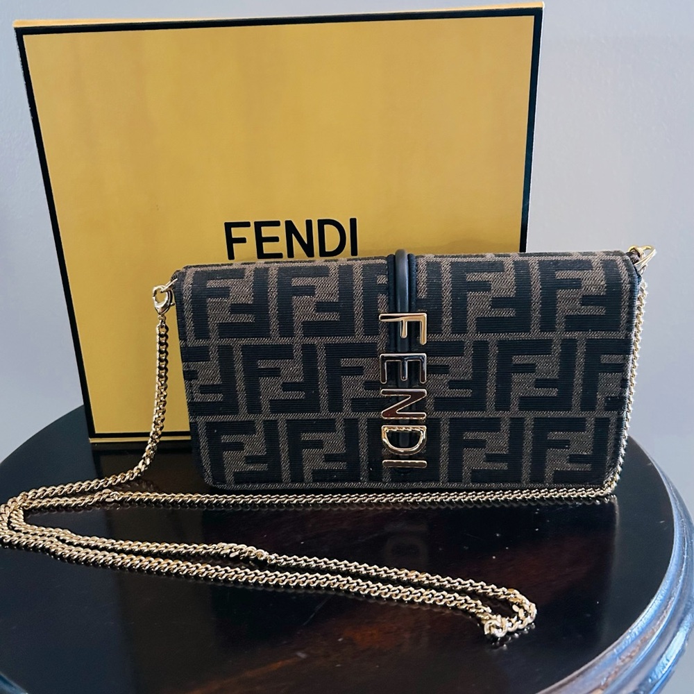 Fendigraphy Wallet On Chain
Brown FF fabric wallet